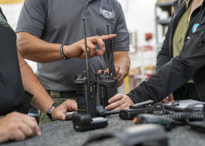 راهنمای کامل نگهداری تجهیزات بی‌سیم دستی، خودرویی و ثابت